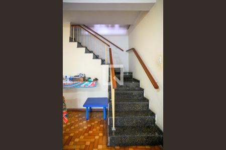 Escada de casa para alugar com 3 quartos, 249m² em Vila Brasilina, São Paulo