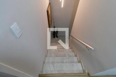 Escada de casa à venda com 2 quartos, 140m² em Serrano, Belo Horizonte