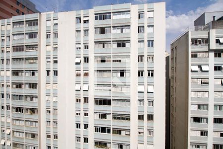 Vista Sala de apartamento à venda com 2 quartos, 80m² em Jardim Paulista, São Paulo