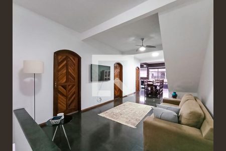 Sala de casa para alugar com 4 quartos, 200m² em Jardim Maria Virginia, São Paulo