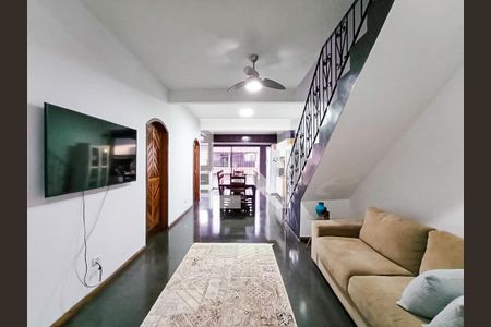 Sala de casa para alugar com 4 quartos, 200m² em Jardim Maria Virginia, São Paulo