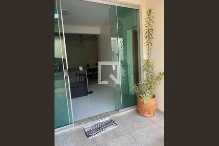 Área Externa de casa à venda com 2 quartos, 100m² em Jardim Vitoria, Belo Horizonte