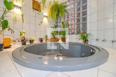 Banheiro da Suíte de casa à venda com 3 quartos, 380m² em Vila Ipiranga, Porto Alegre