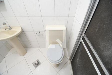 Banheiro de apartamento à venda com 1 quarto, 42m² em Centro, Campinas