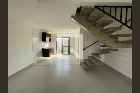 Sala de casa de condomínio para alugar com 3 quartos, 77m² em Jardim Ipes, Cotia