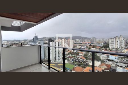 Varanda da Sala/Cozinha de apartamento para alugar com 1 quarto, 64m² em Barreiros, São José