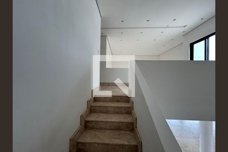 Escada de casa de condomínio para alugar com 4 quartos, 700m² em Jardim Serrano, Nova Lima