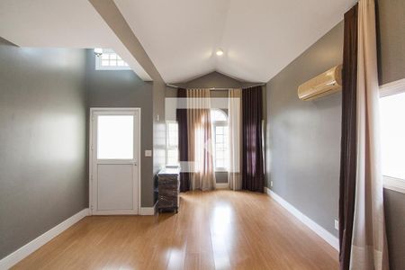 Sala de casa de condomínio para alugar com 4 quartos, 316m² em Jardim das Palmeiras, Uberlândia