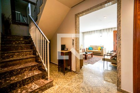 Escada de casa à venda com 4 quartos, 210m² em Vila Gomes Cardim, São Paulo