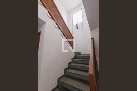 Escada de casa para alugar com 4 quartos, 350m² em Centro, Taubaté