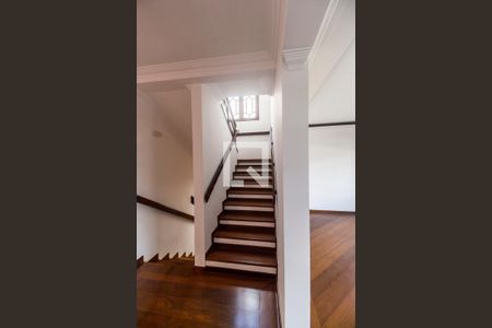 Escada de casa de condomínio para alugar com 5 quartos, 393m² em Residencial Onze (alphaville), Santana de Parnaíba