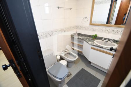 Banheiro de apartamento à venda com 1 quarto, 48m² em Centro, Campinas