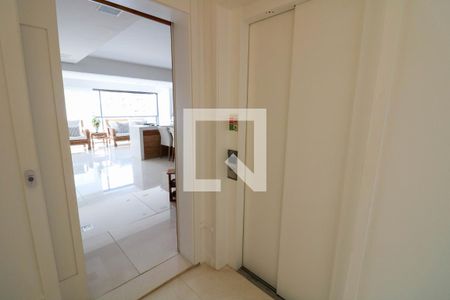 Hall privativo do elevador de apartamento à venda com 2 quartos, 210m² em Vila Cruzeiro, São Paulo
