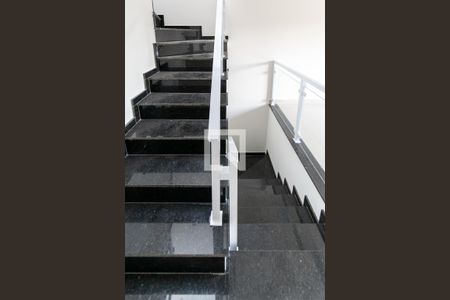 Escadas de casa à venda com 3 quartos, 125m² em Cidade Domitila, São Paulo