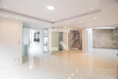 Sala de casa para alugar com 4 quartos, 297m² em Vila Assunção, Porto Alegre