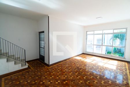 Sala de casa à venda com 3 quartos, 250m² em Jardim Itacolomi, São Paulo