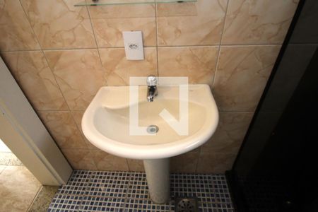 Banheiro de apartamento à venda com 1 quarto, 65m² em Olaria, Rio de Janeiro