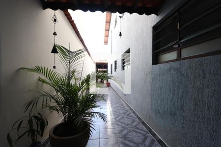 Corredor Lateral de casa à venda com 4 quartos, 260m² em Jardim Cotiana, São Paulo