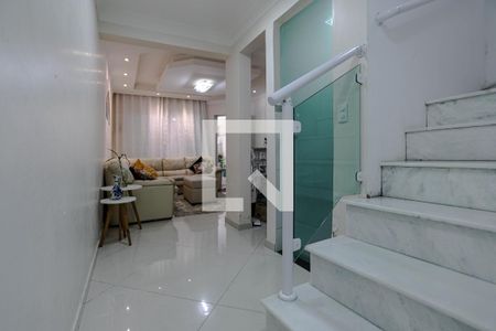 Escada de casa para alugar com 4 quartos, 238m² em Jardim Rubi, Mogi das Cruzes