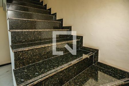 Escada de casa à venda com 3 quartos, 180m² em Copacabana, Belo Horizonte