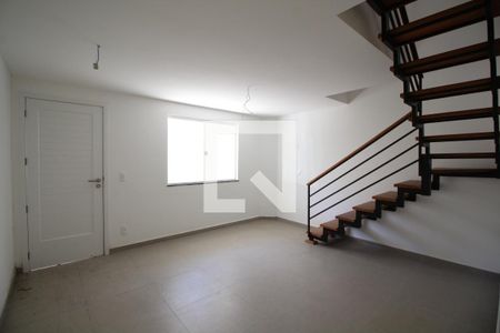 Sala de casa de condomínio à venda com 2 quartos, 81m² em Tanque, Rio de Janeiro