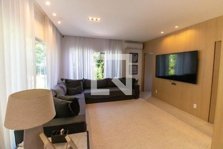 Sala de casa de condomínio à venda com 5 quartos, 400m² em Itaipu, Niterói