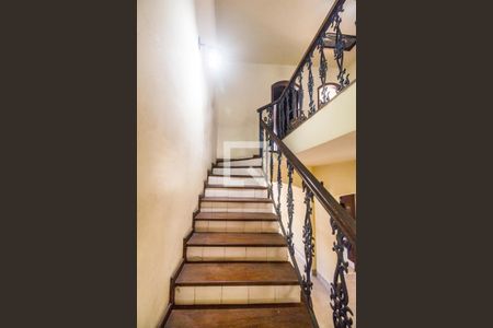 Escada de casa de condomínio à venda com 4 quartos, 385m² em Residencial Cinco (alphaville), Santana de Parnaíba
