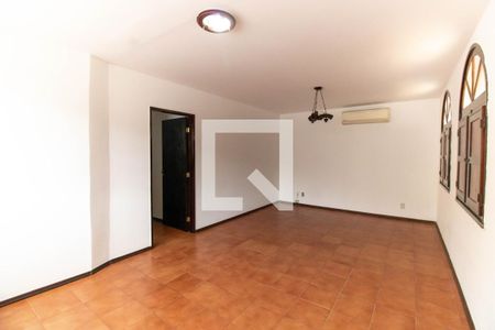 Sala de casa à venda com 4 quartos, 190m² em Piratininga, Niterói