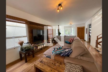 Sala de TV de casa de condomínio para alugar com 3 quartos, 248m² em Jardim Santa Izabel, Cotia