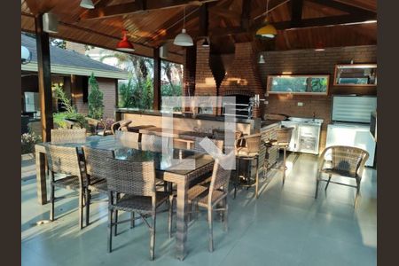 Casa à venda com 4 quartos, 342m² em Vila Carrão, São Paulo