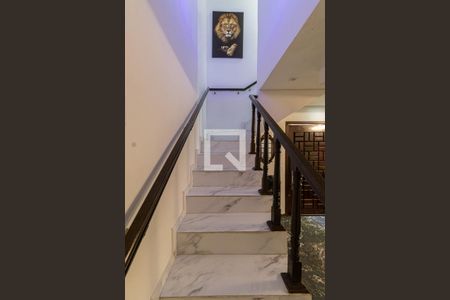 Escada de casa para alugar com 4 quartos, 364m² em Vila Ré, São Paulo