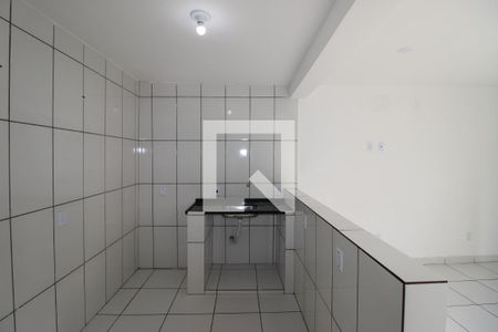 Sala / Cozinha de casa para alugar com 2 quartos, 50m² em Jardim Robru, São Paulo