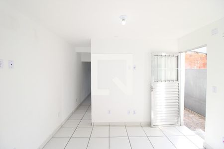 Sala / Cozinha de casa para alugar com 2 quartos, 50m² em Jardim Robru, São Paulo