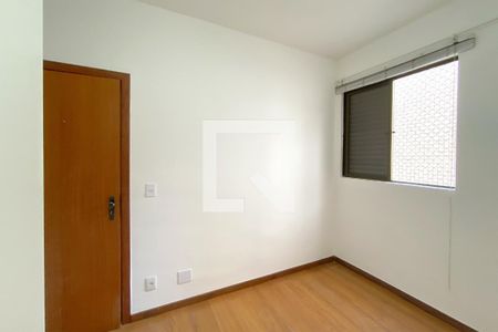 Quarto de apartamento para alugar com 2 quartos, 65m² em Buritis, Belo Horizonte
