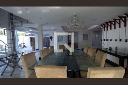 Sala de casa de condomínio para alugar com 5 quartos, 803m² em Recreio dos Bandeirantes, Rio de Janeiro