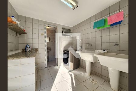 Lavanderia e DCE de casa para alugar com 3 quartos, 193m² em Alto Barroca, Belo Horizonte