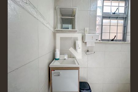 Banheiro de kitnet/studio para alugar com 1 quarto, 18m² em Centro, Rio de Janeiro