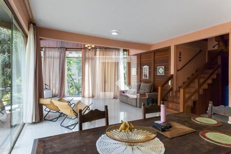 Sala de casa de condomínio à venda com 3 quartos, 350m² em Retiro do Chale, Brumadinho