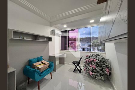 Quarto de casa de condomínio para alugar com 5 quartos, 400m² em Recreio dos Bandeirantes, Rio de Janeiro