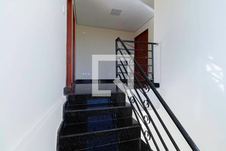 Escada de casa à venda com 3 quartos, 180m² em Parque Xangri-lá, Contagem