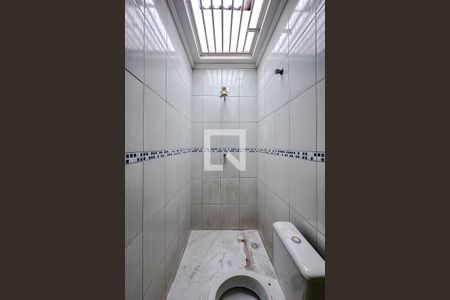 Banheiro da Suíte de casa de condomínio para alugar com 3 quartos, 135m² em Chácara Mafalda, São Paulo