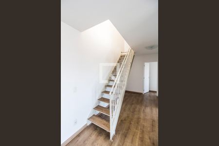 Escada de apartamento para alugar com 3 quartos, 110m² em Centro, Carapicuíba