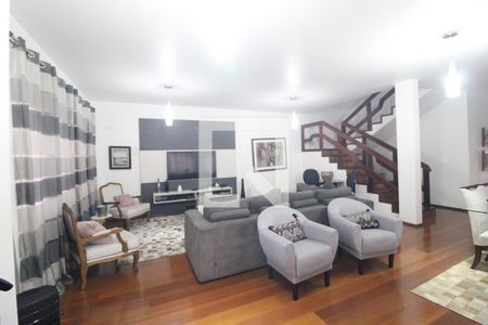 Sala de casa à venda com 3 quartos, 199m² em Jardim Teresa, São Paulo