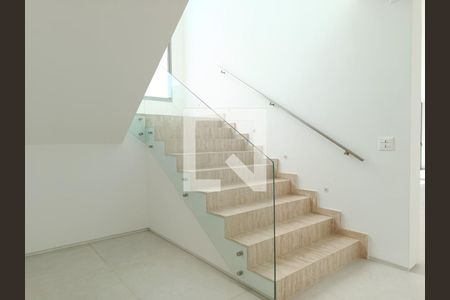 Hal de acesso ao pavimento superior de casa à venda com 4 quartos, 504m² em Alto de Pinheiros, São Paulo