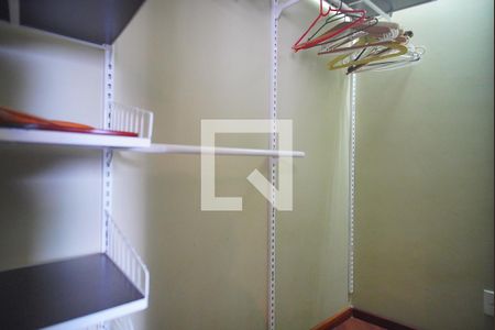 Closet da Suíte de apartamento para alugar com 2 quartos, 72m² em Boa Vista, Porto Alegre
