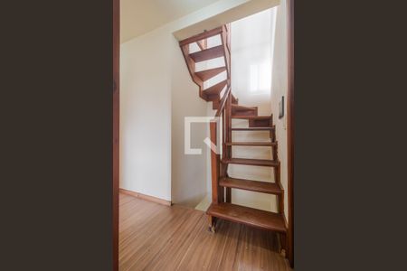 Escada de casa à venda com 4 quartos, 175m² em Ipanema, Porto Alegre