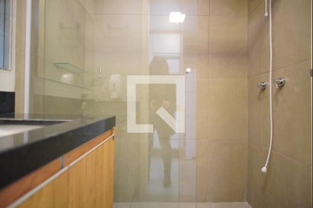 Banheiro de kitnet/studio para alugar com 1 quarto, 27m² em Auxiliadora, Porto Alegre