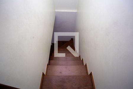 Escada de casa para alugar com 2 quartos, 140m² em Taboão, Diadema