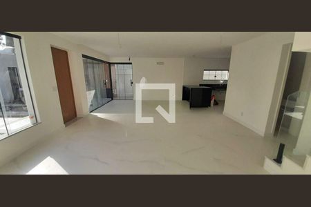 Casa à venda com 4 quartos, 250m² em Vargem Grande, Rio de Janeiro