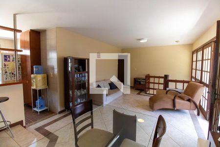 Sala de casa de condomínio para alugar com 5 quartos, 350m² em Itacoatiara, Niterói